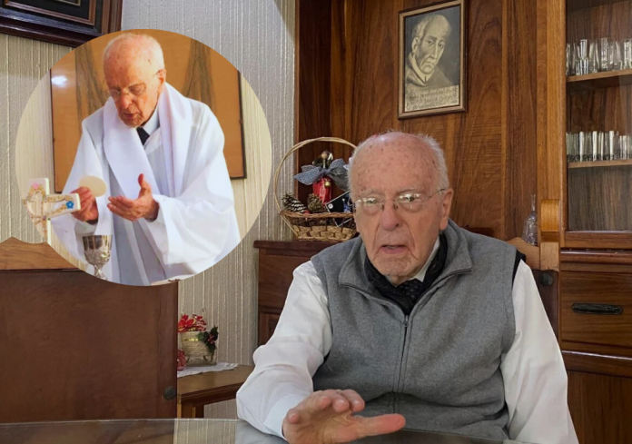 Monseñor José de Jesús Sahagún de la Parra sigue celebrando eucaristía a sus 103 años de edad.