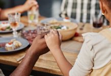 Bendecir los alimentos: un signo de gratitud y confianza en Dios