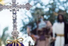 En el dolor de por una pérdida, la fe no se debe abandonar Sentido | El sufrimiento, aunque doloroso, puede ser un camino hacia la redención cuando se une al sacrificio de Cristo en la cruz.