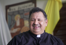 El Padre Ricardo Flores: Un sembrador de esperanza