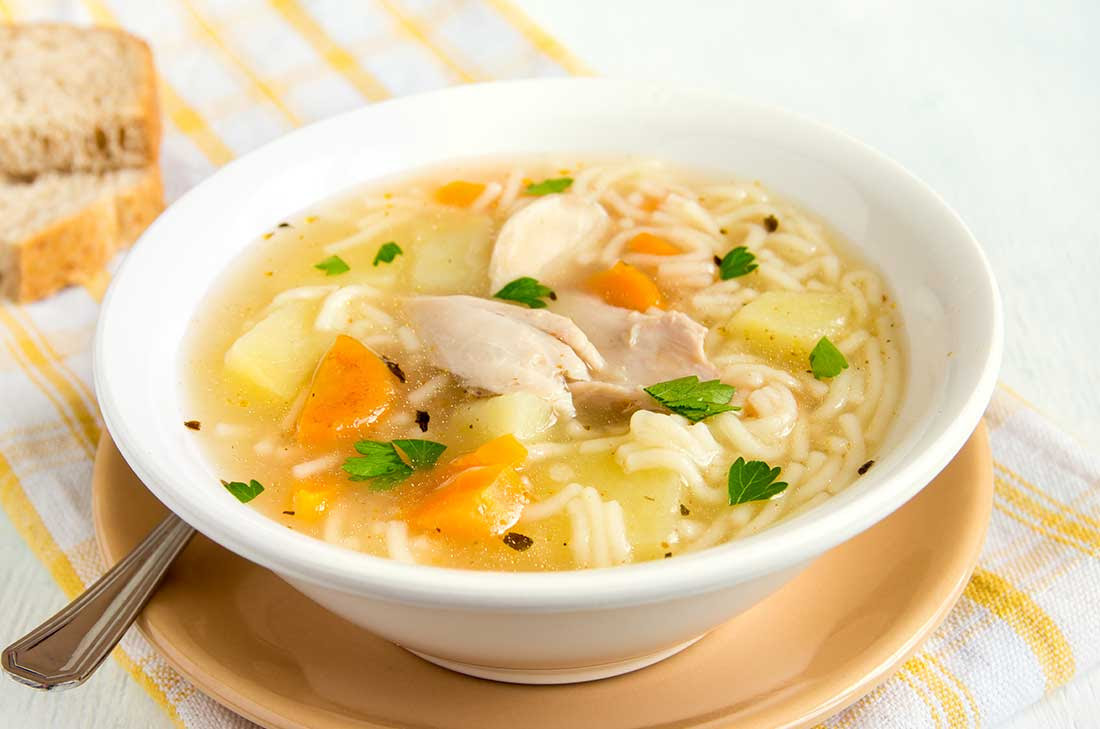 Sopa de pollo, el antigripal casero que no puede faltar estos meses